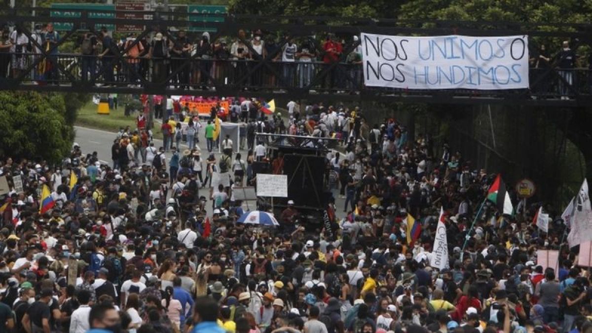Reforma impositiva reavivó las protestas en Colombia | VA CON FIRMA. Un plus sobre la información.