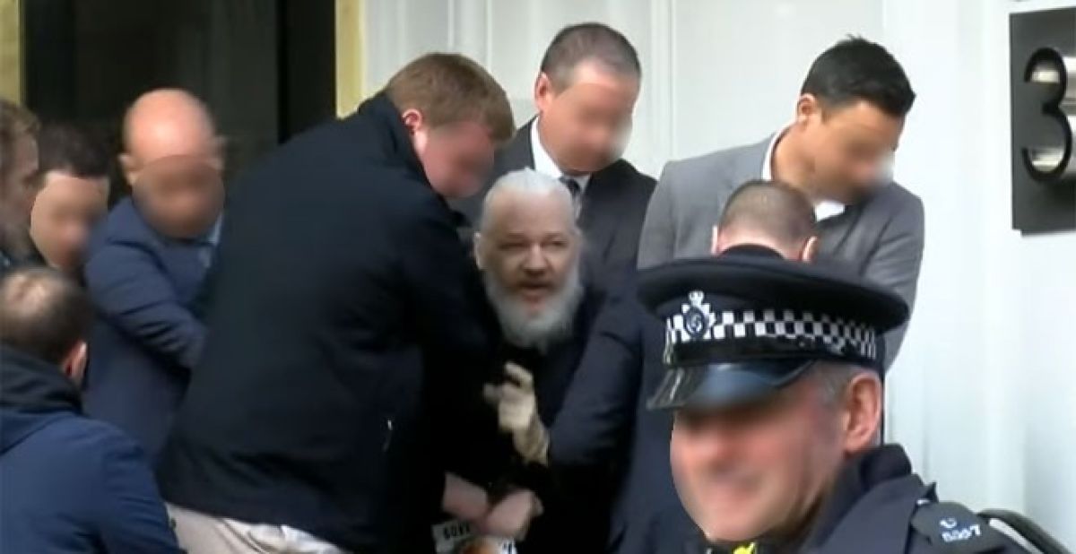 Assange, historia de una infamia | VA CON FIRMA. Un plus sobre la información.