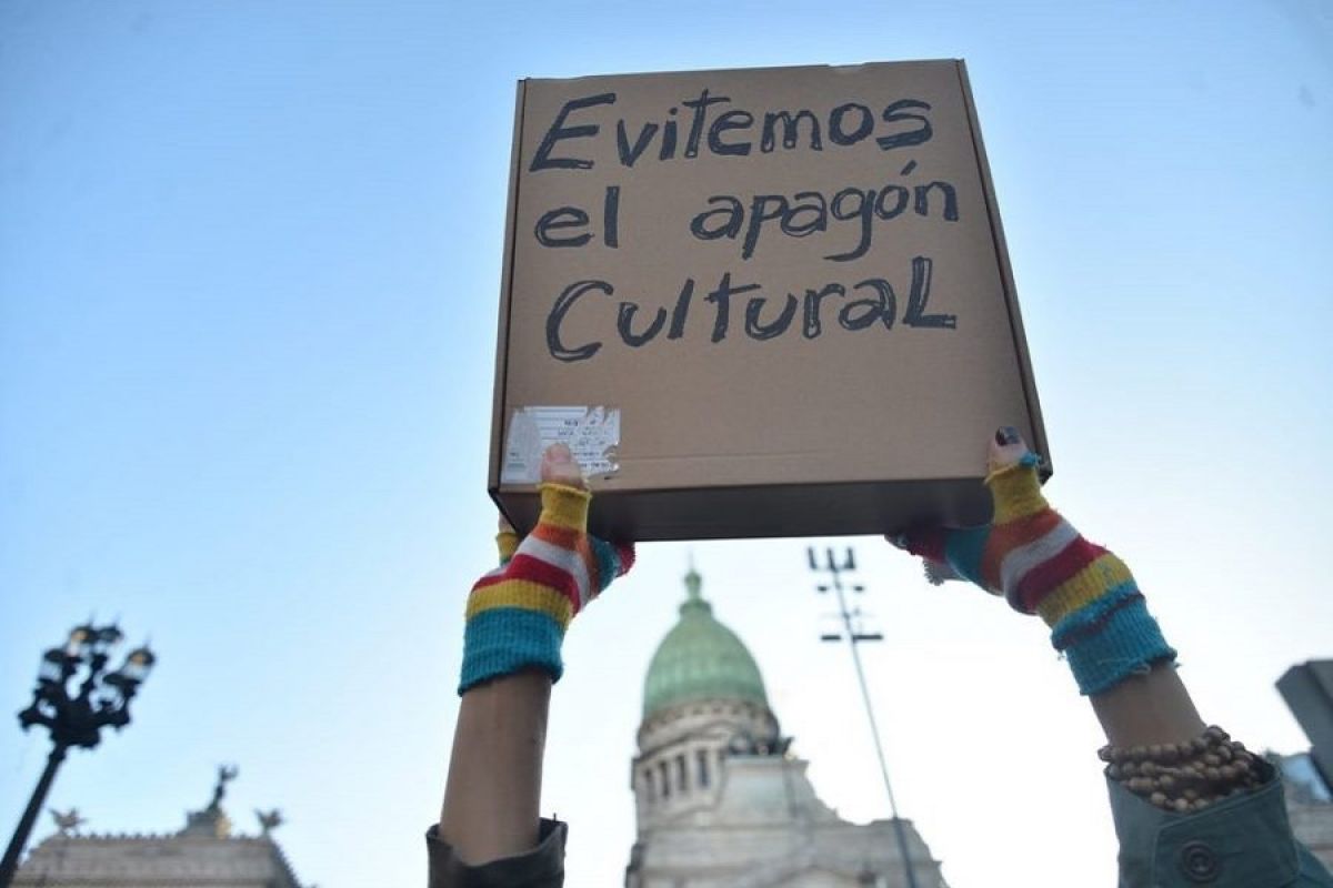 Fuerte mensaje del colectivo cultural argentino al neoliberalismo | VA CON FIRMA. Un plus sobre la información.